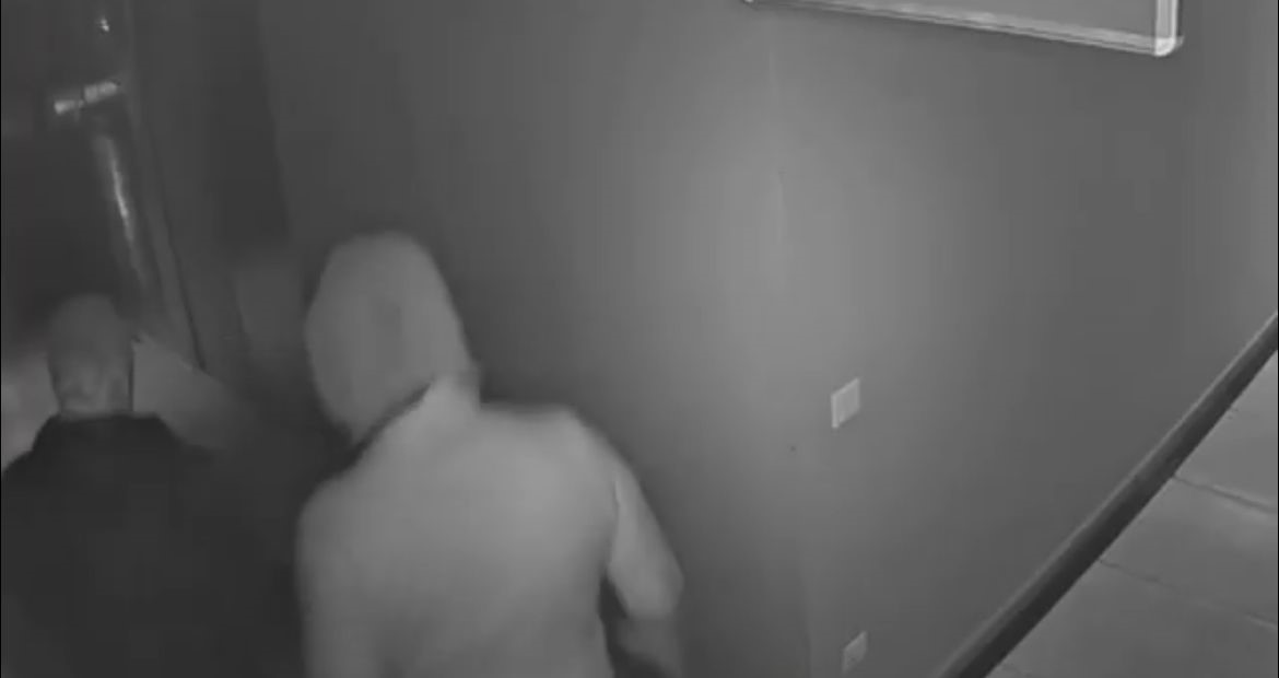 Maskeli beşler girdikleri işletmelerde çelik kasaları böyle patlattı...
