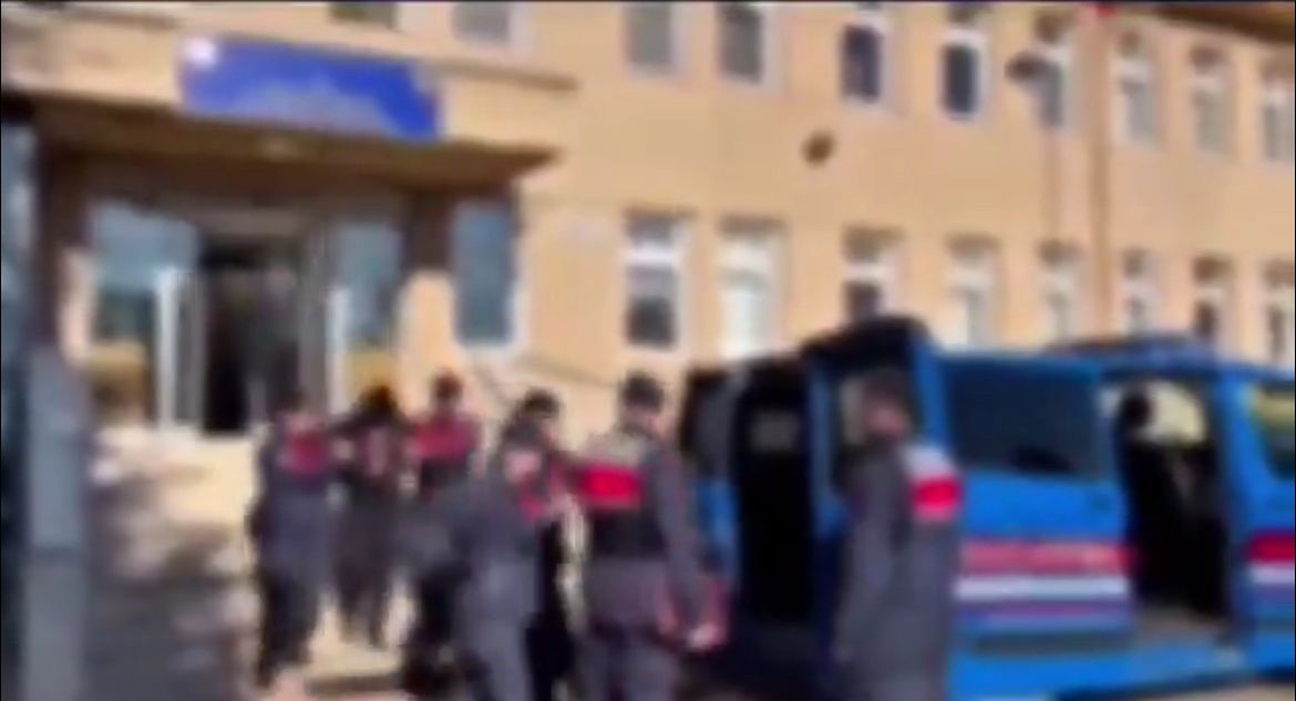 Maskeli beşler girdikleri işletmelerde çelik kasaları böyle patlattı...
