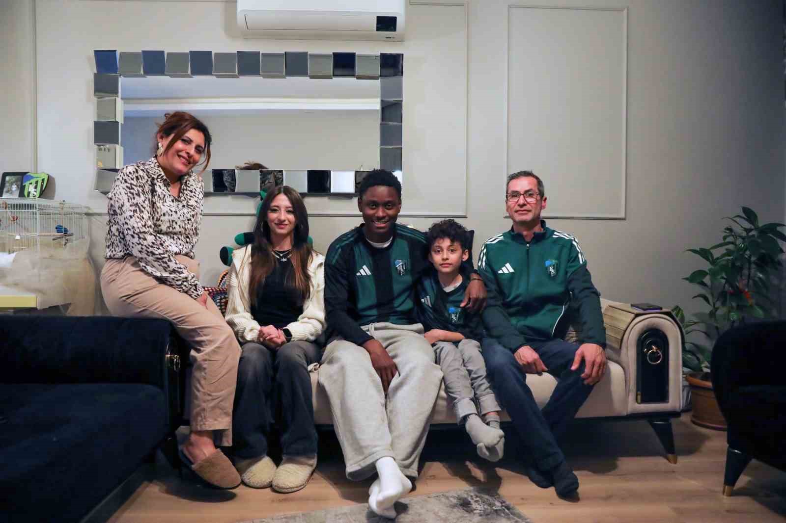 Maskot kostümünden futbolcu çıktı, çocuk taraftarın heyecandan elleri titredi
