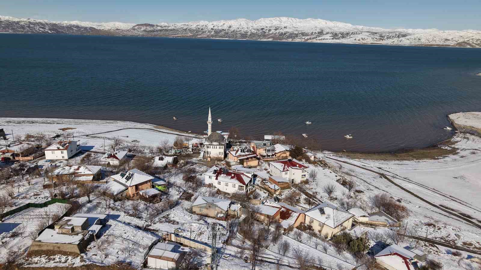Mavinin ve beyazın buluştuğu köy, eşsiz manzaralar oluşturdu
Mavinin ve beyazın buluştuğu köy, eşsiz manzaralar oluşturdu