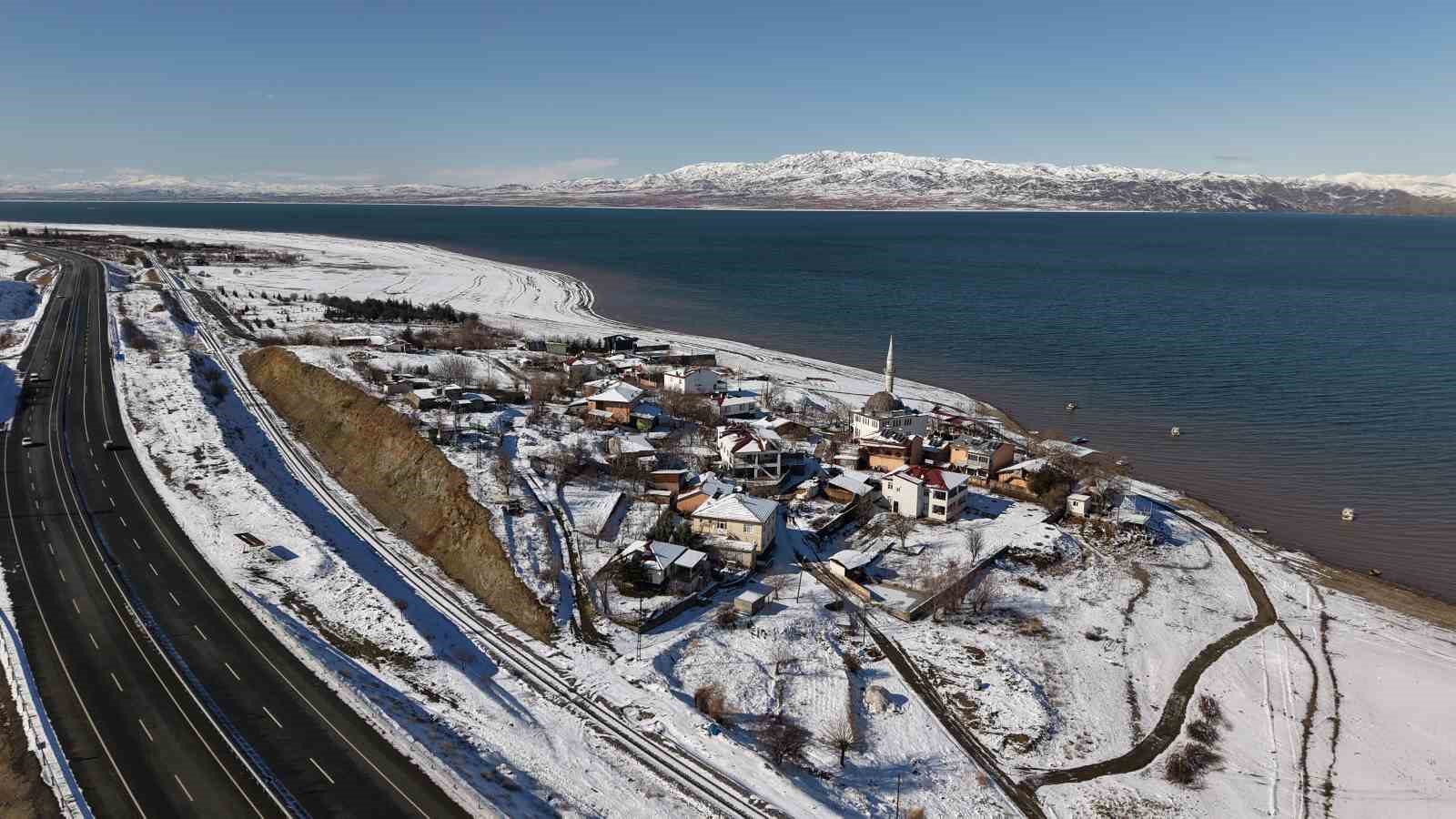 Mavinin ve beyazın buluştuğu köy, eşsiz manzaralar oluşturdu
Mavinin ve beyazın buluştuğu köy, eşsiz manzaralar oluşturdu