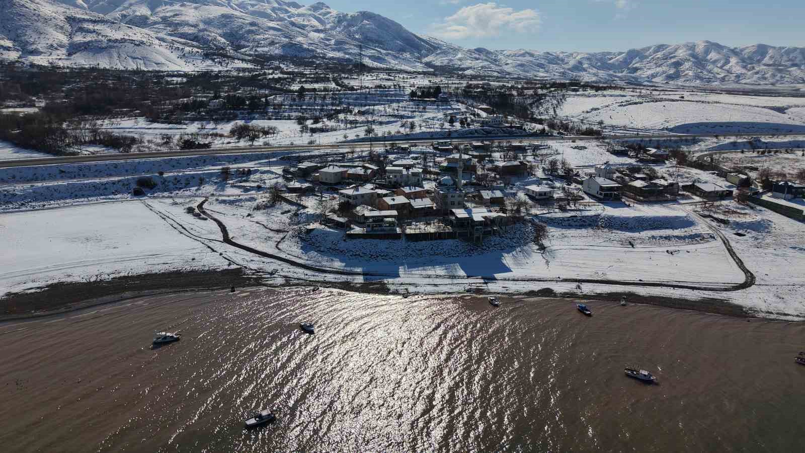 Mavinin ve beyazın buluştuğu köy, eşsiz manzaralar oluşturdu
Mavinin ve beyazın buluştuğu köy, eşsiz manzaralar oluşturdu