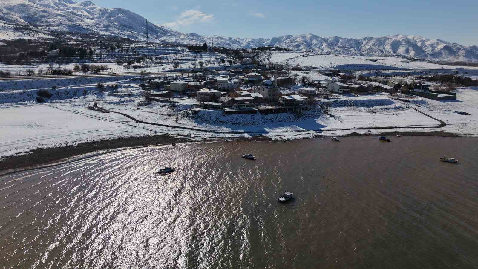 Mavinin ve beyazın buluştuğu köy, eşsiz manzaralar oluşturdu
Mavinin ve beyazın buluştuğu köy, eşsiz manzaralar oluşturdu