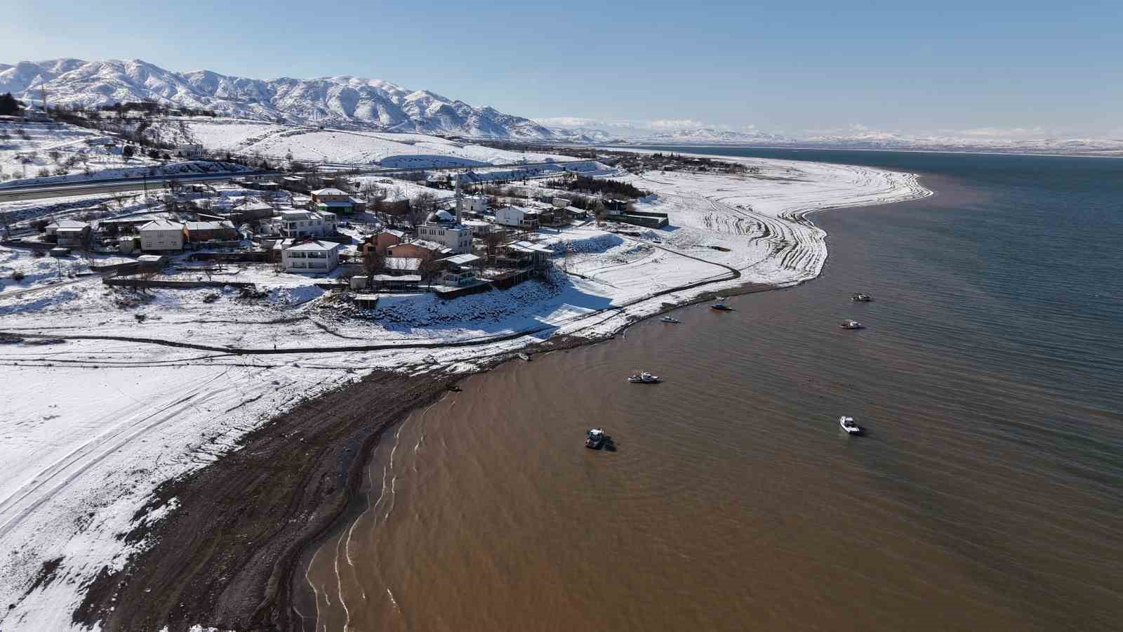 Mavinin ve beyazın buluştuğu köy, eşsiz manzaralar oluşturdu
Mavinin ve beyazın buluştuğu köy, eşsiz manzaralar oluşturdu