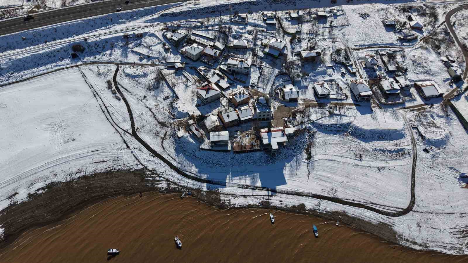 Mavinin ve beyazın buluştuğu köy, eşsiz manzaralar oluşturdu
Mavinin ve beyazın buluştuğu köy, eşsiz manzaralar oluşturdu