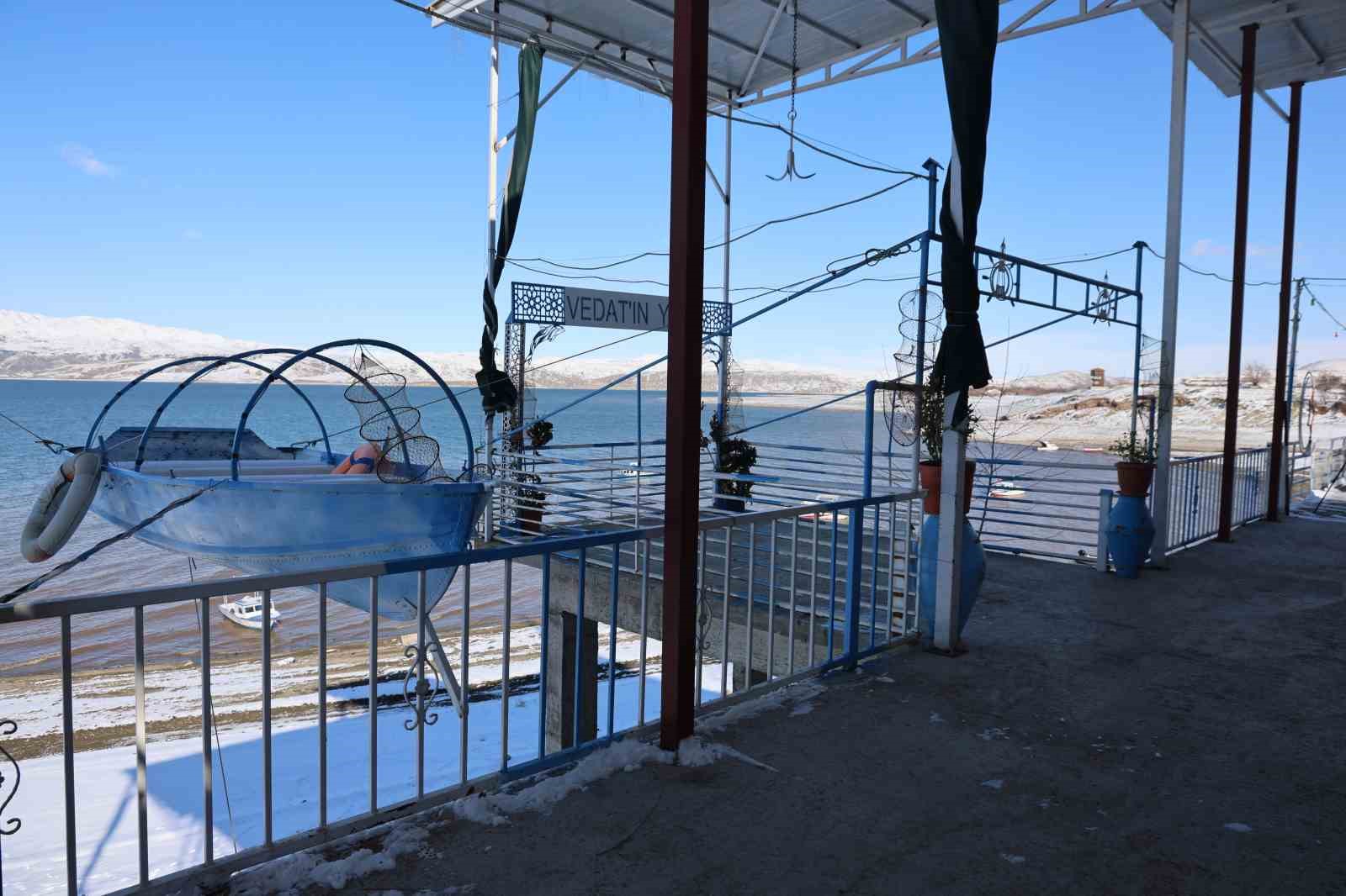 Mavinin ve beyazın buluştuğu köy, eşsiz manzaralar oluşturdu
Mavinin ve beyazın buluştuğu köy, eşsiz manzaralar oluşturdu