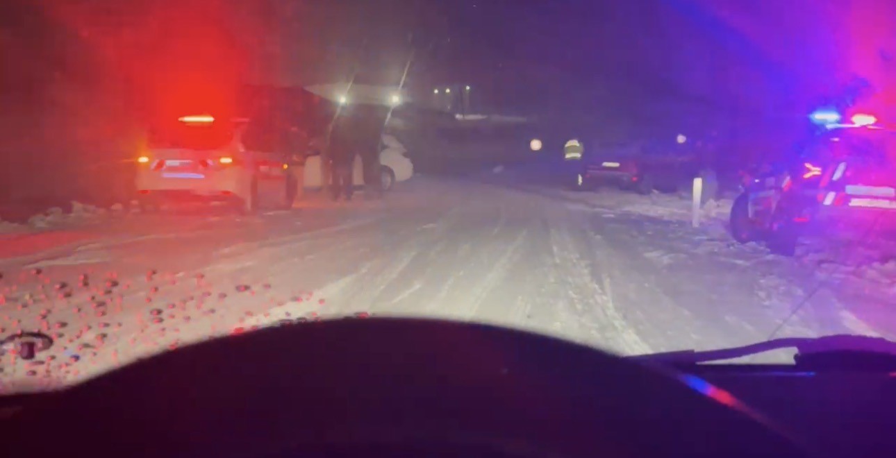 Mazıdağı-Derik yolu ulaşıma kapandı, buzlanma kazaya neden oldu

