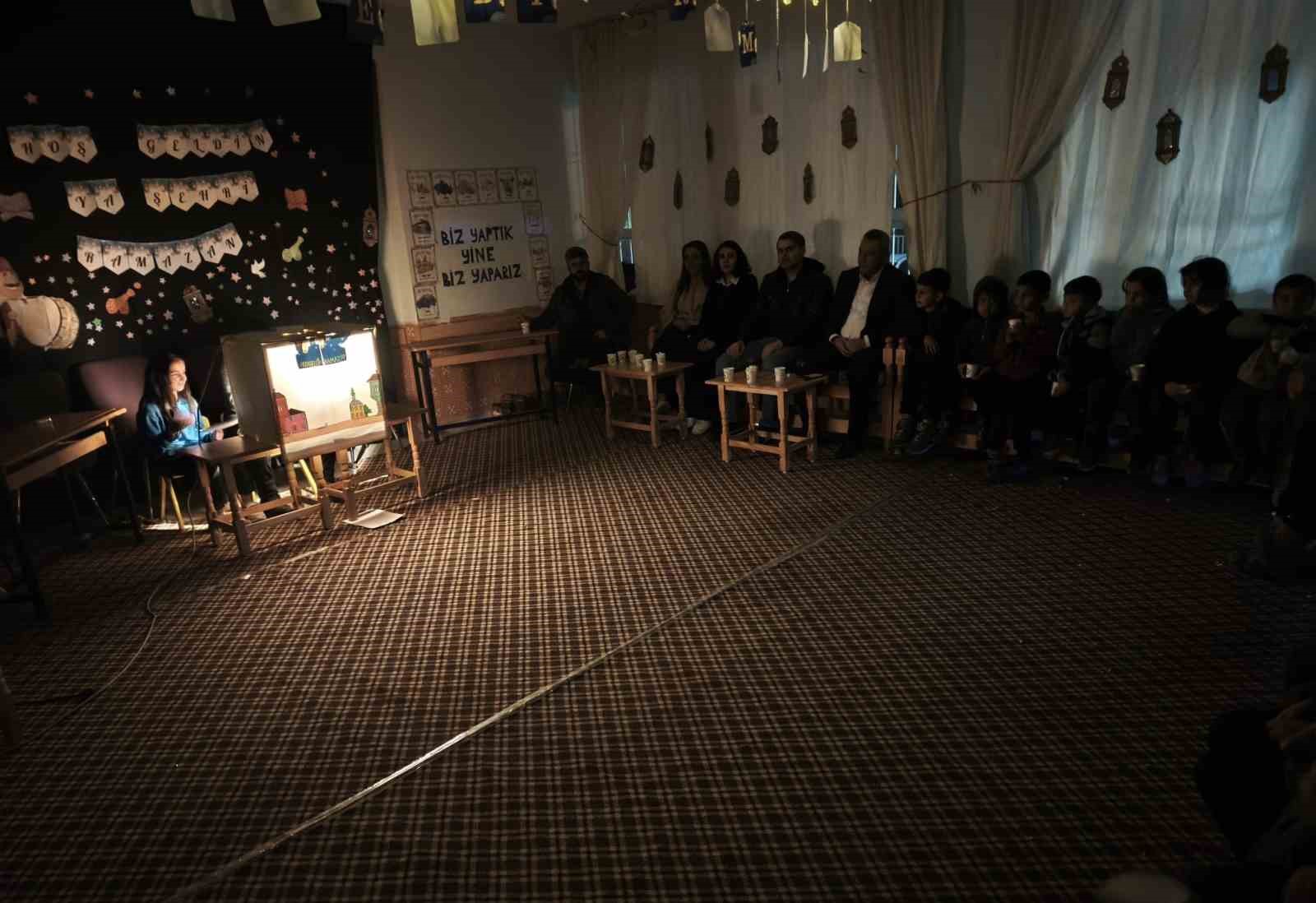 Mazıdağı İlçe Milli Eğitim Müdürü Aydıner, öğrencilerle iftarda buluştu
