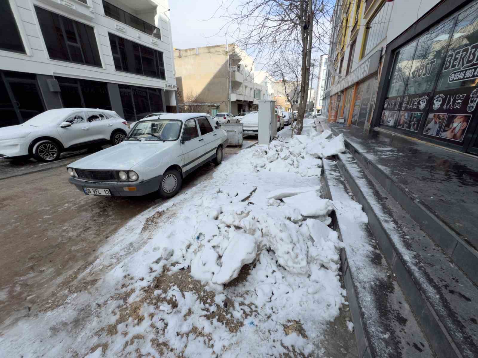Mazıdağı’nda kar yağışının üzerinden 15 gün geçti, kaldırımlar hala temizlenmedi
