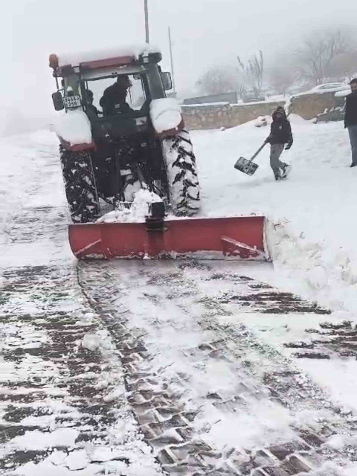 Mazıdağı’nda traktörlerin arkasına bağlanan aparatlarla kar temizleme çalışması yaptılar
