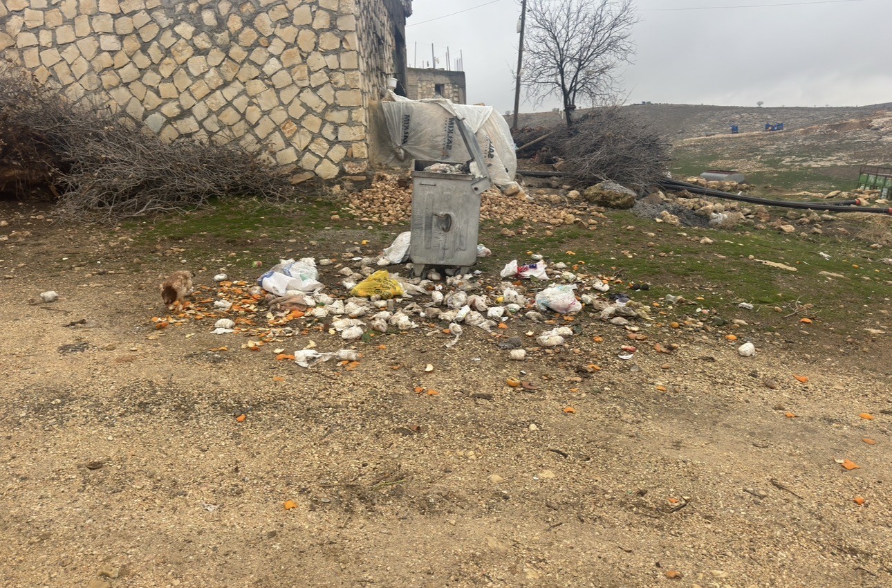 Mazıdağı’nda vatandaşlardan toplanmayan çöplere tepki
