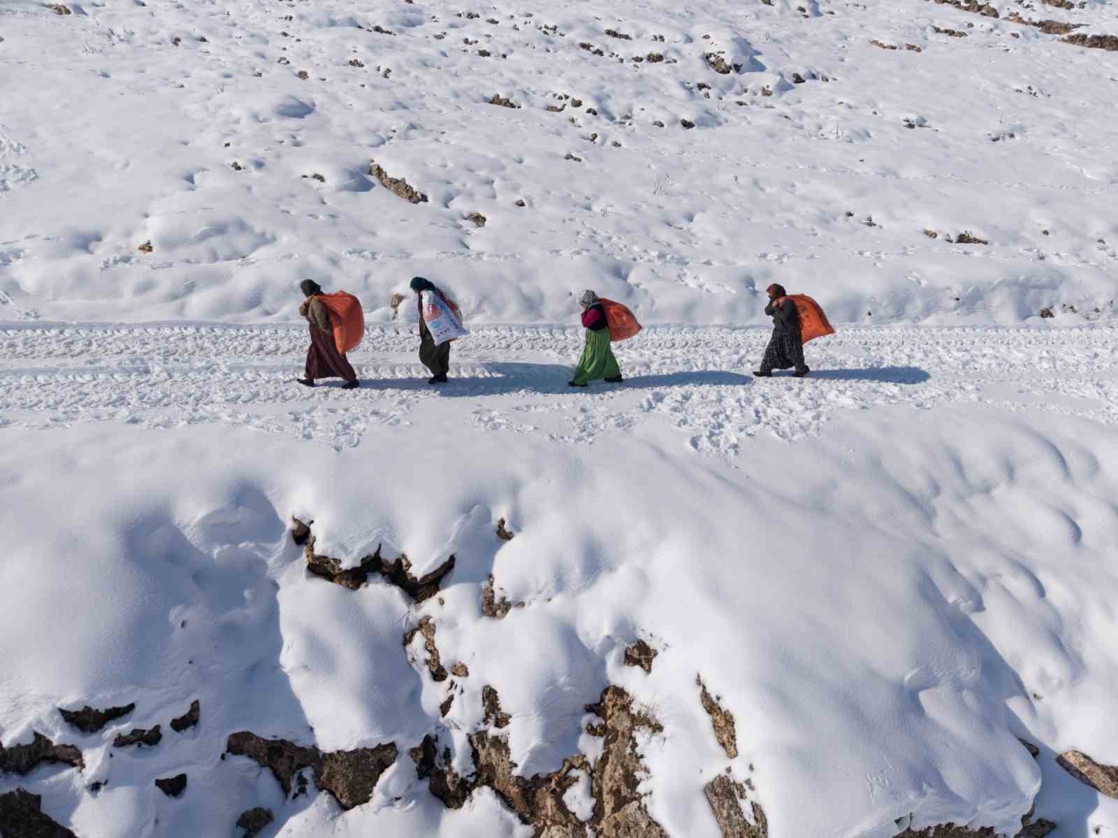 Mazıdağı’nın karlı yollarında zorlu mesai: Kadınlar sırtlarında saman taşıyarak kışa meydan okuyor
