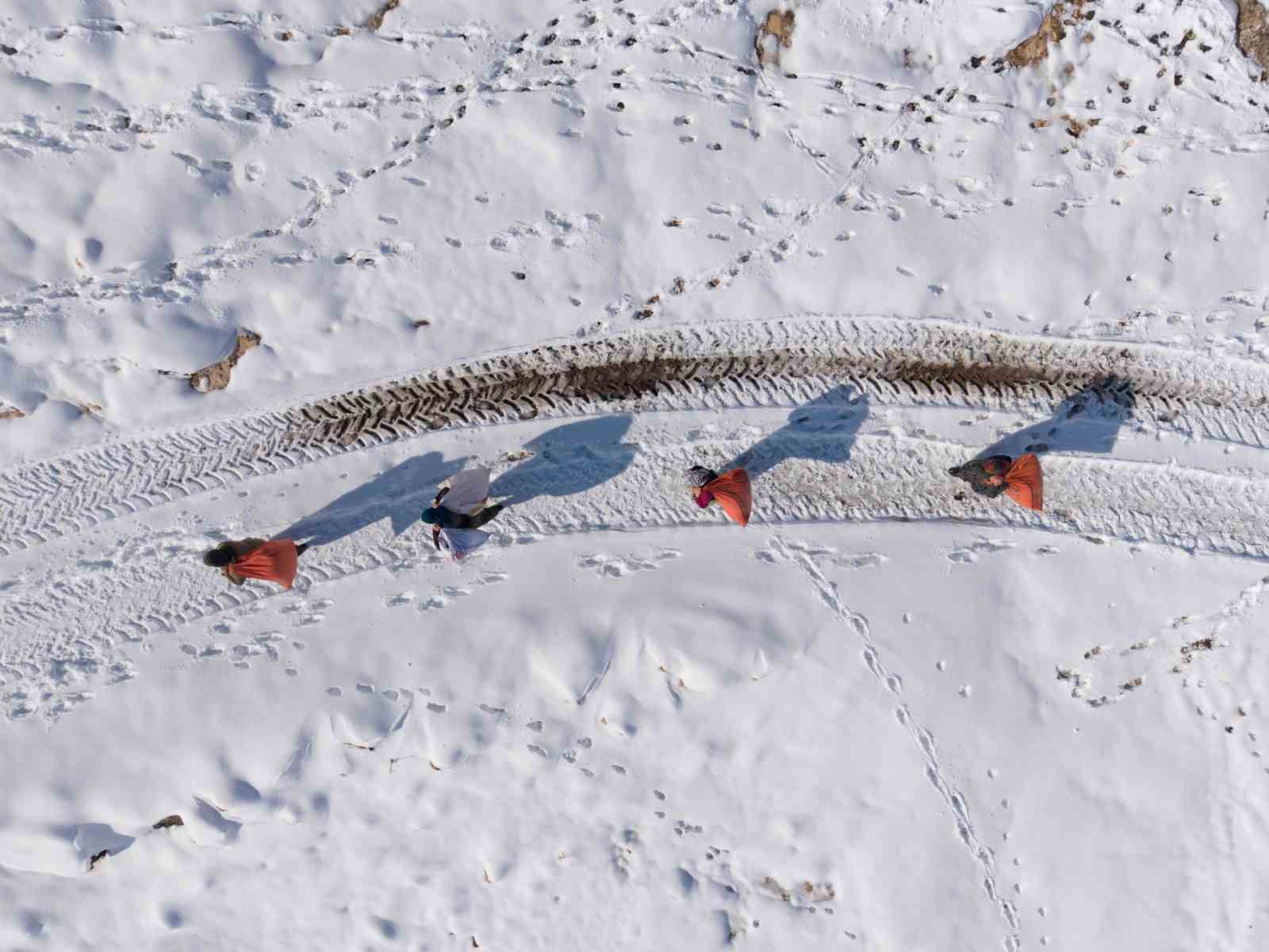 Mazıdağı’nın karlı yollarında zorlu mesai: Kadınlar sırtlarında saman taşıyarak kışa meydan okuyor
