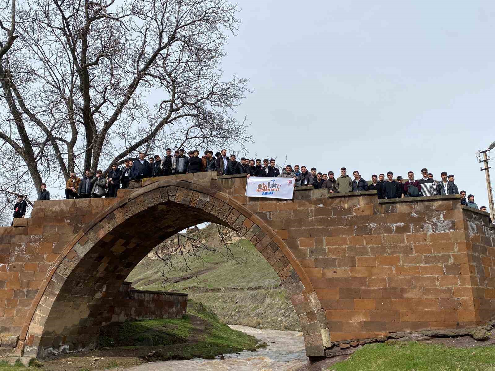 ‘Maziden Atiye Ahlat’ programı gençleri tarihle buluşturuyor
