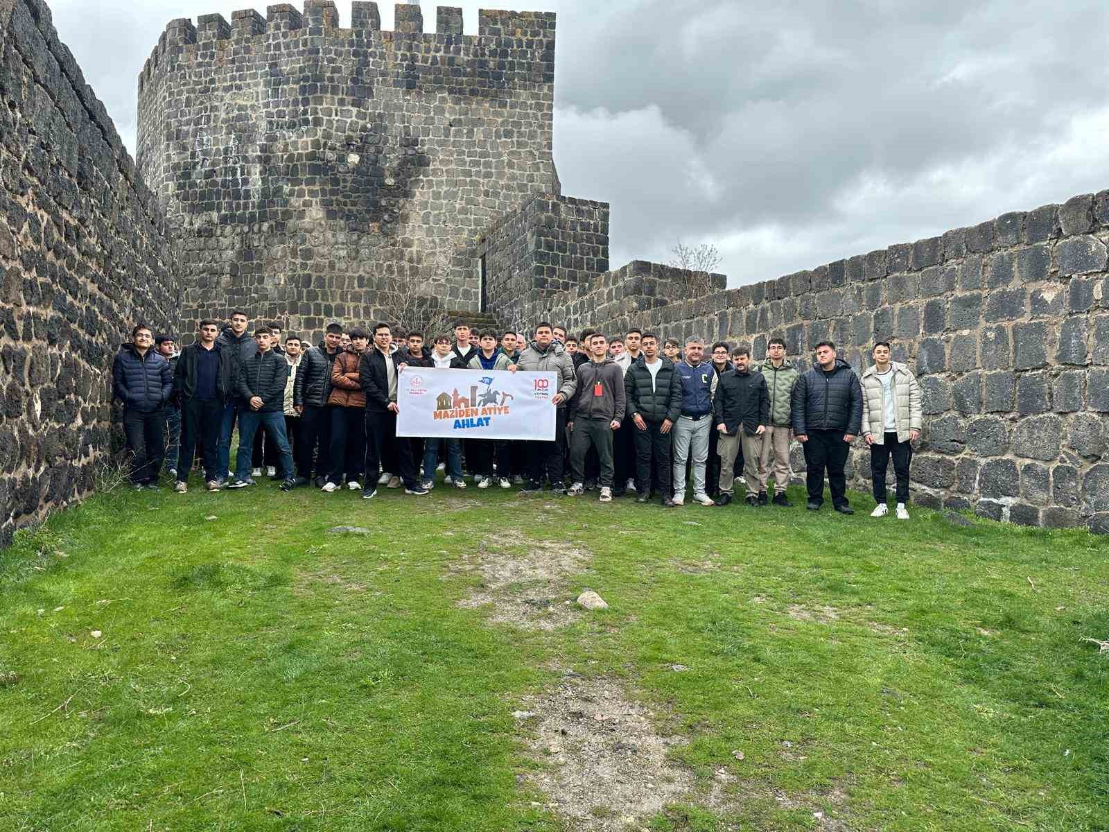 ‘Maziden Atiye Ahlat’ programı gençleri tarihle buluşturuyor
