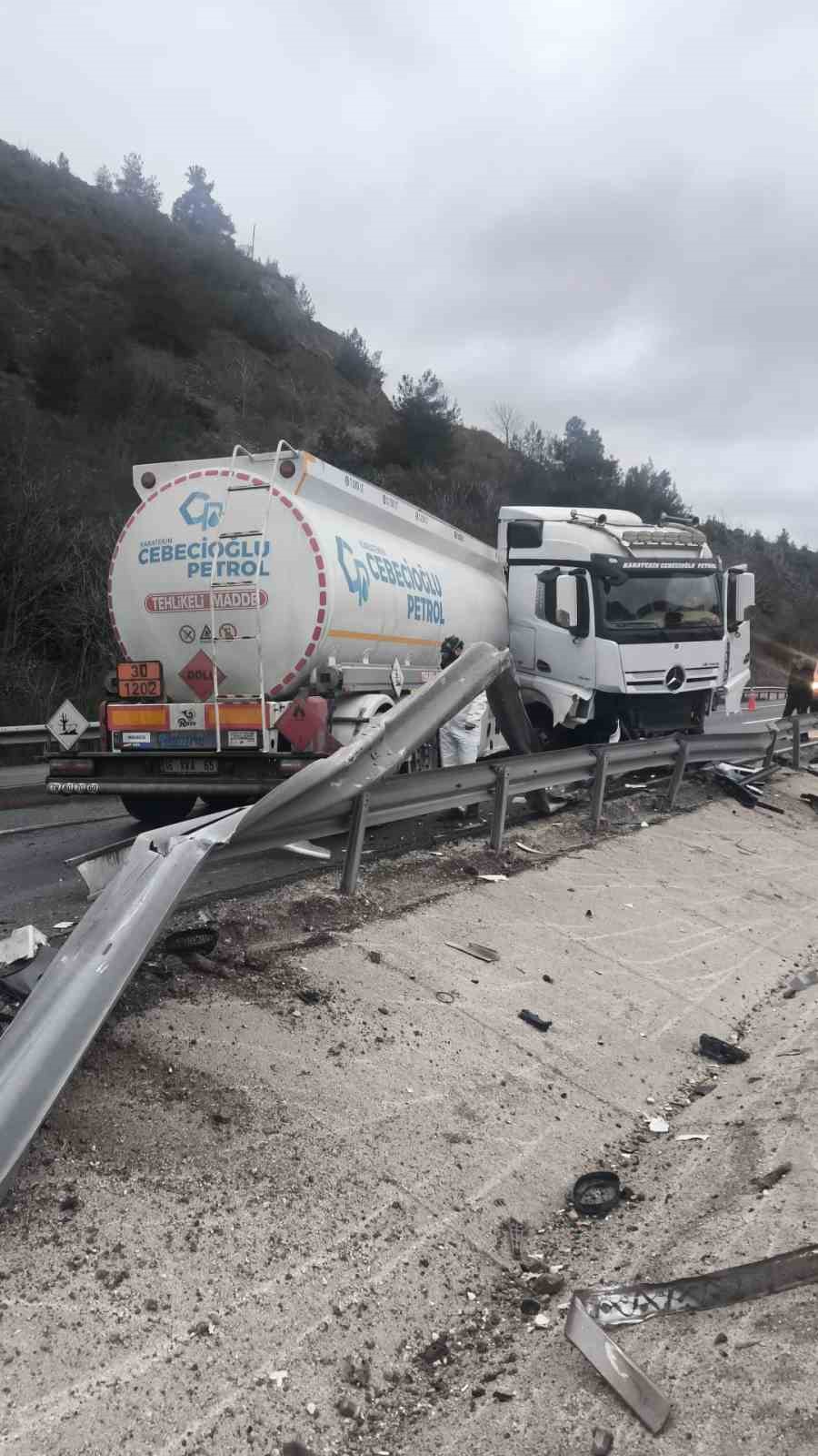 Mazot yüklü tanker kontrolden çıkarak karşı şeride geçti
