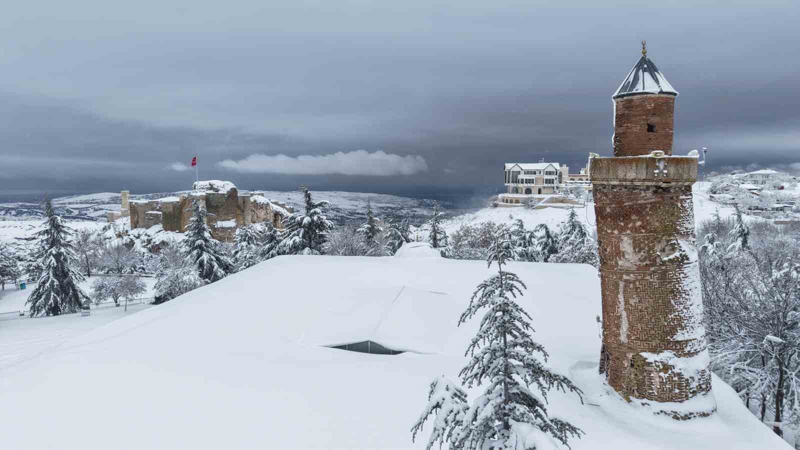 Medeniyetlerin beşiği Harput beyaza büründü, kartpostallık görüntüler oluştu
