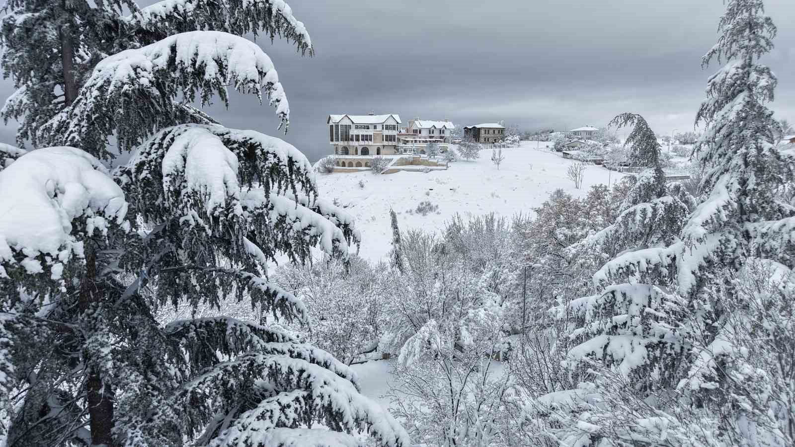 Medeniyetlerin beşiği Harput beyaza büründü, kartpostallık görüntüler oluştu
