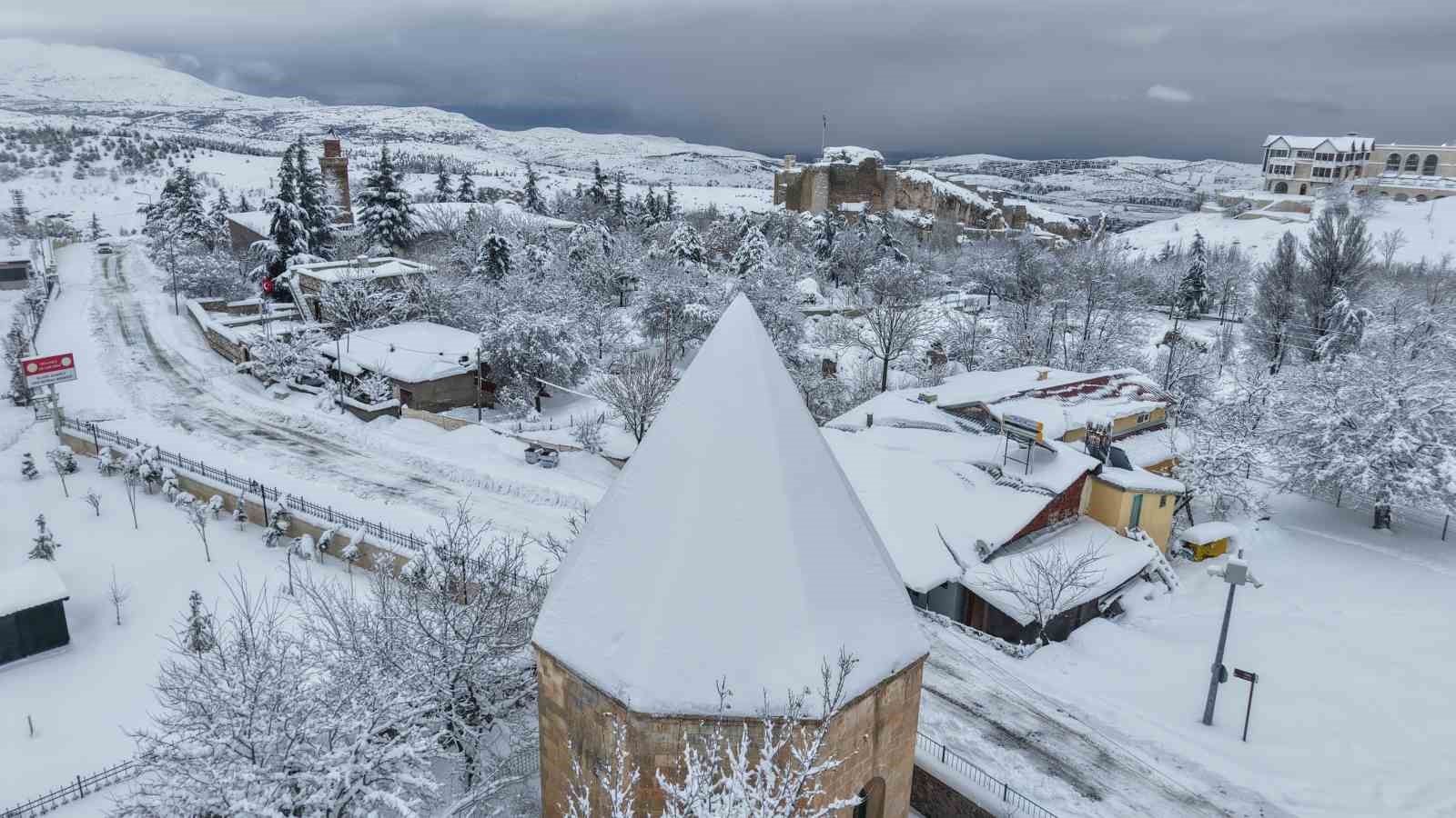 Medeniyetlerin beşiği Harput beyaza büründü, kartpostallık görüntüler oluştu
