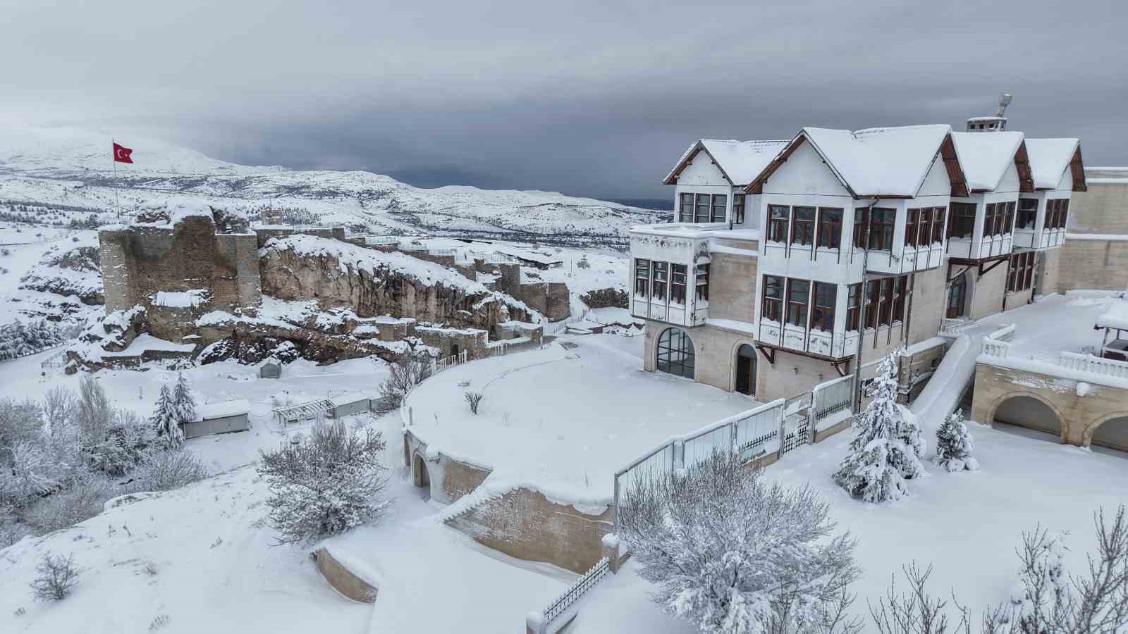 Medeniyetlerin beşiği Harput beyaza büründü, kartpostallık görüntüler oluştu
