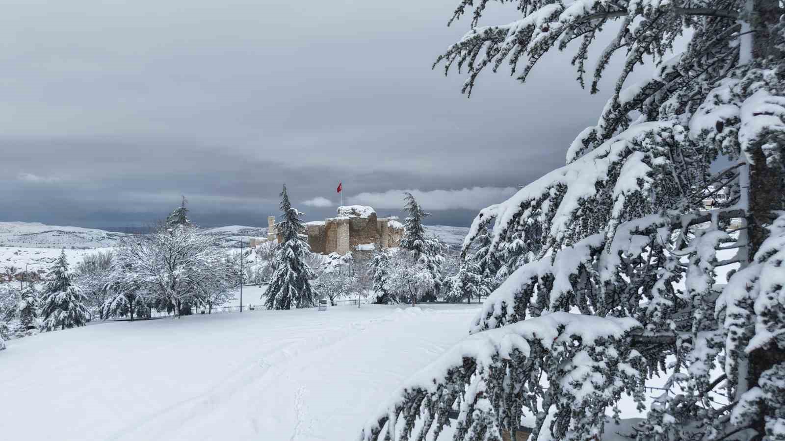 Medeniyetlerin beşiği Harput beyaza büründü, kartpostallık görüntüler oluştu

