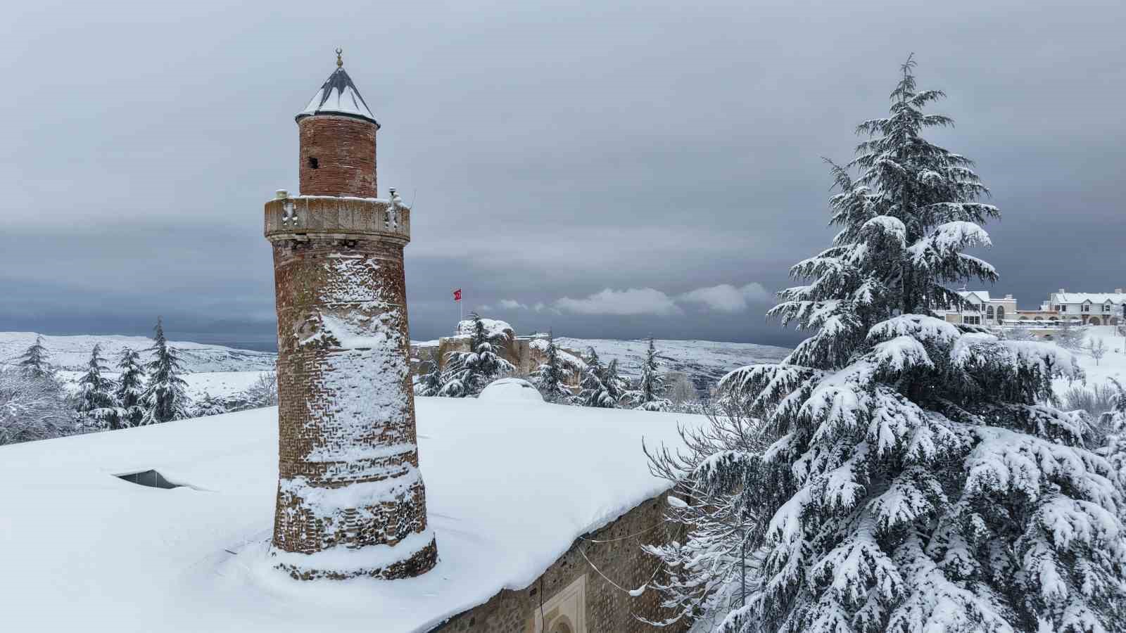Medeniyetlerin beşiği Harput beyaza büründü, kartpostallık görüntüler oluştu
