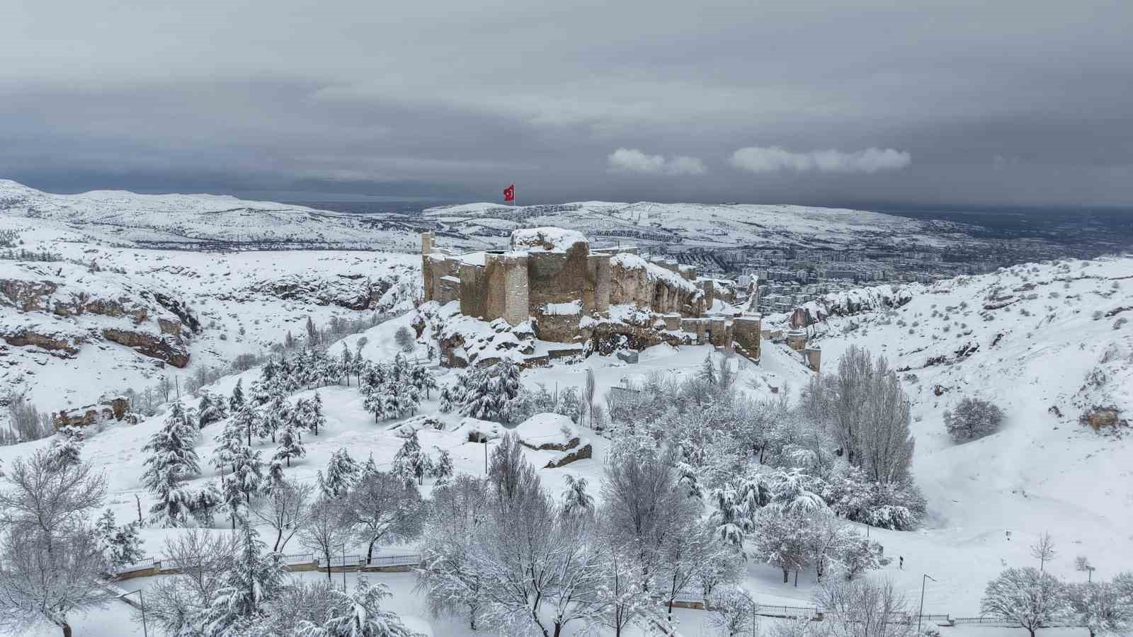 Medeniyetlerin beşiği Harput beyaza büründü, kartpostallık görüntüler oluştu
