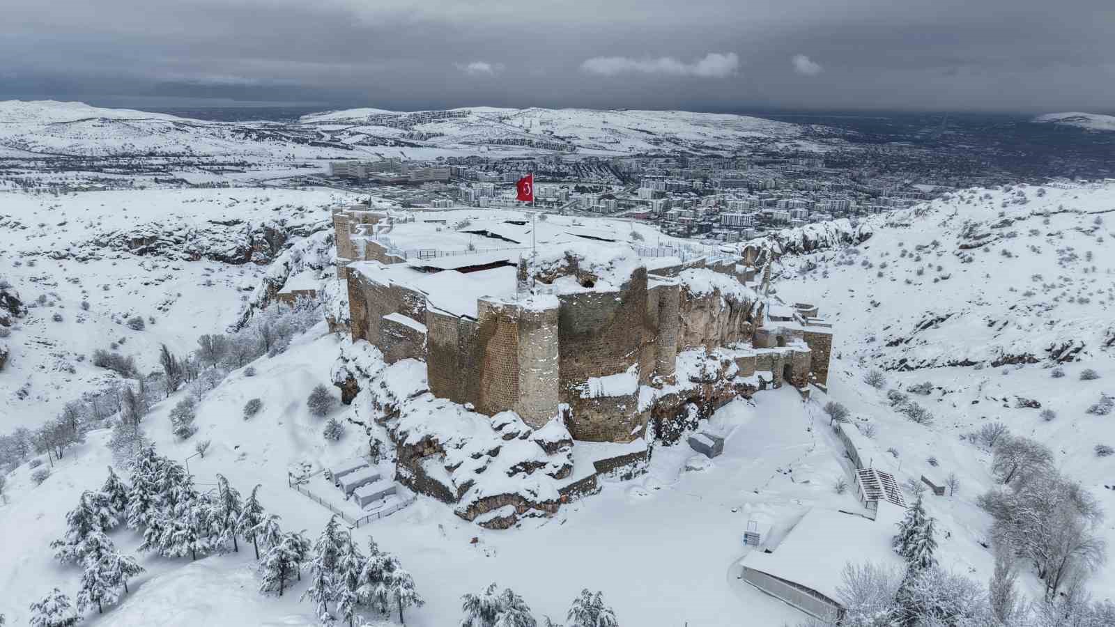 Medeniyetlerin beşiği Harput beyaza büründü, kartpostallık görüntüler oluştu
