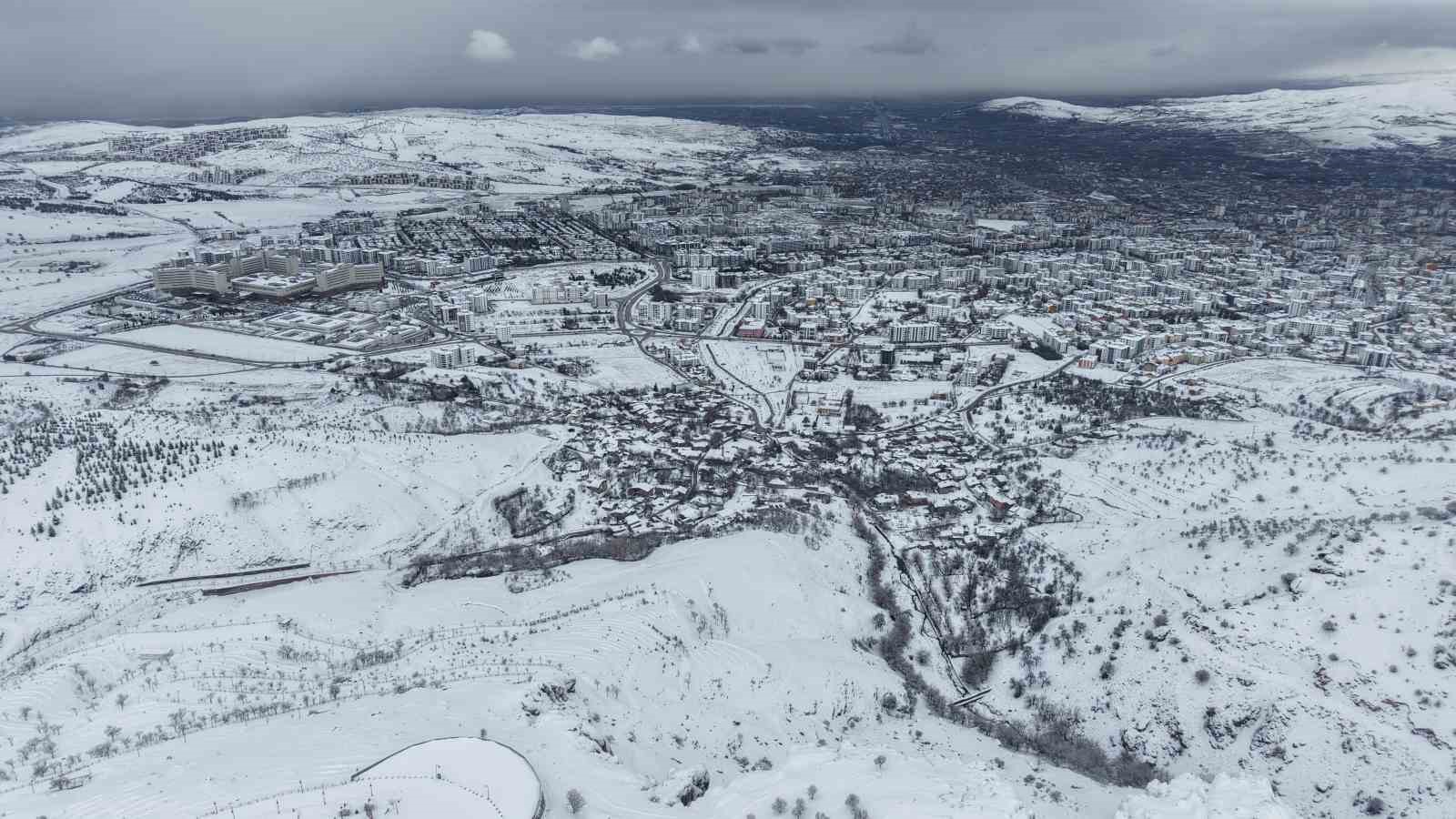 Medeniyetlerin beşiği Harput beyaza büründü, kartpostallık görüntüler oluştu
