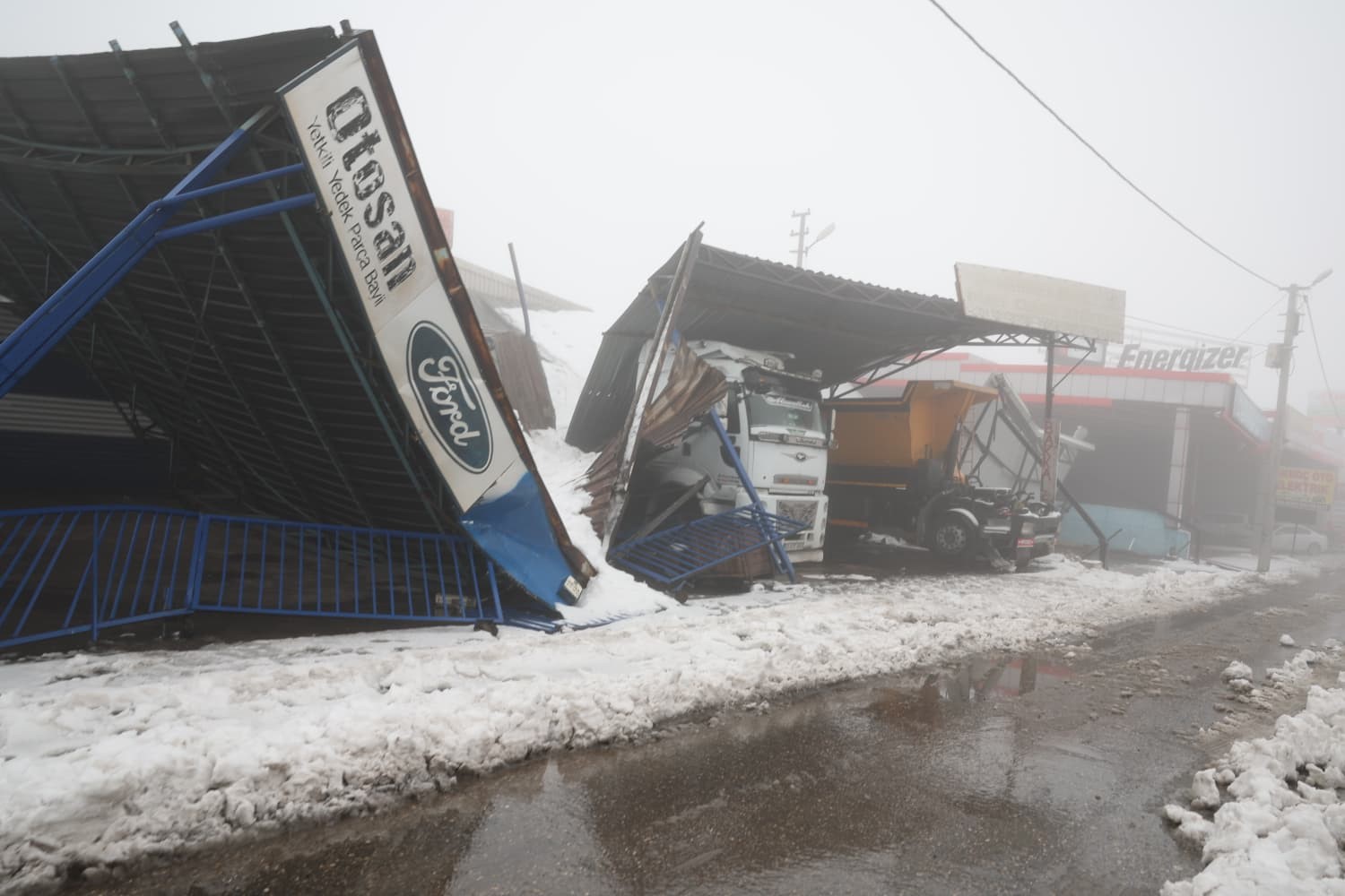 Mehmet Kuş, karda işyerleri zarar gören esnafla buluştu
