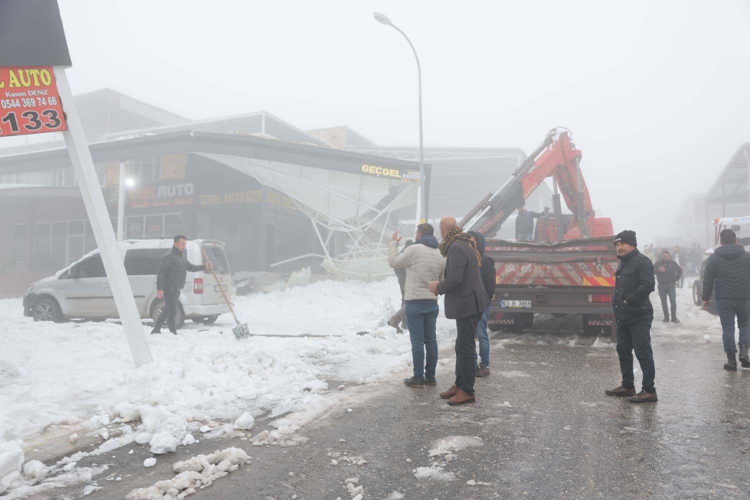 Mehmet Kuş, karda işyerleri zarar gören esnafla buluştu
