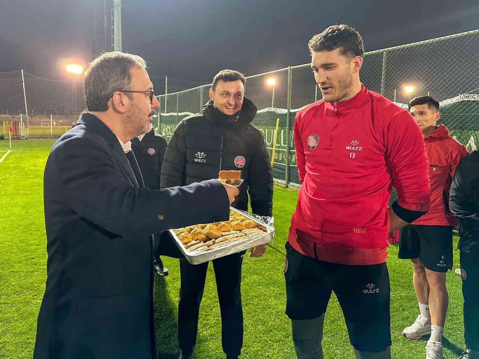 Mehmet Muharrem Kasapoğlu, Fatih Karagümrük’ü ziyaret etti
