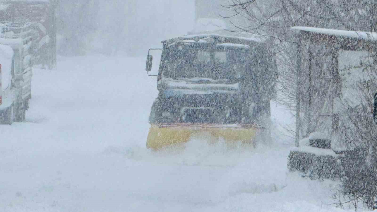 Mehmetçik karla kaplı yolları açtı
