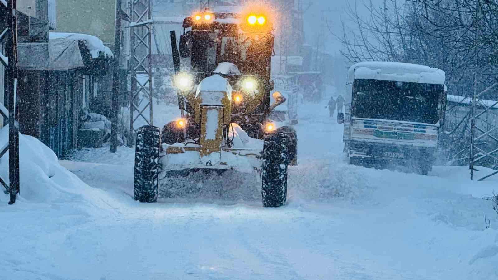 Mehmetçik karla kaplı yolları açtı
