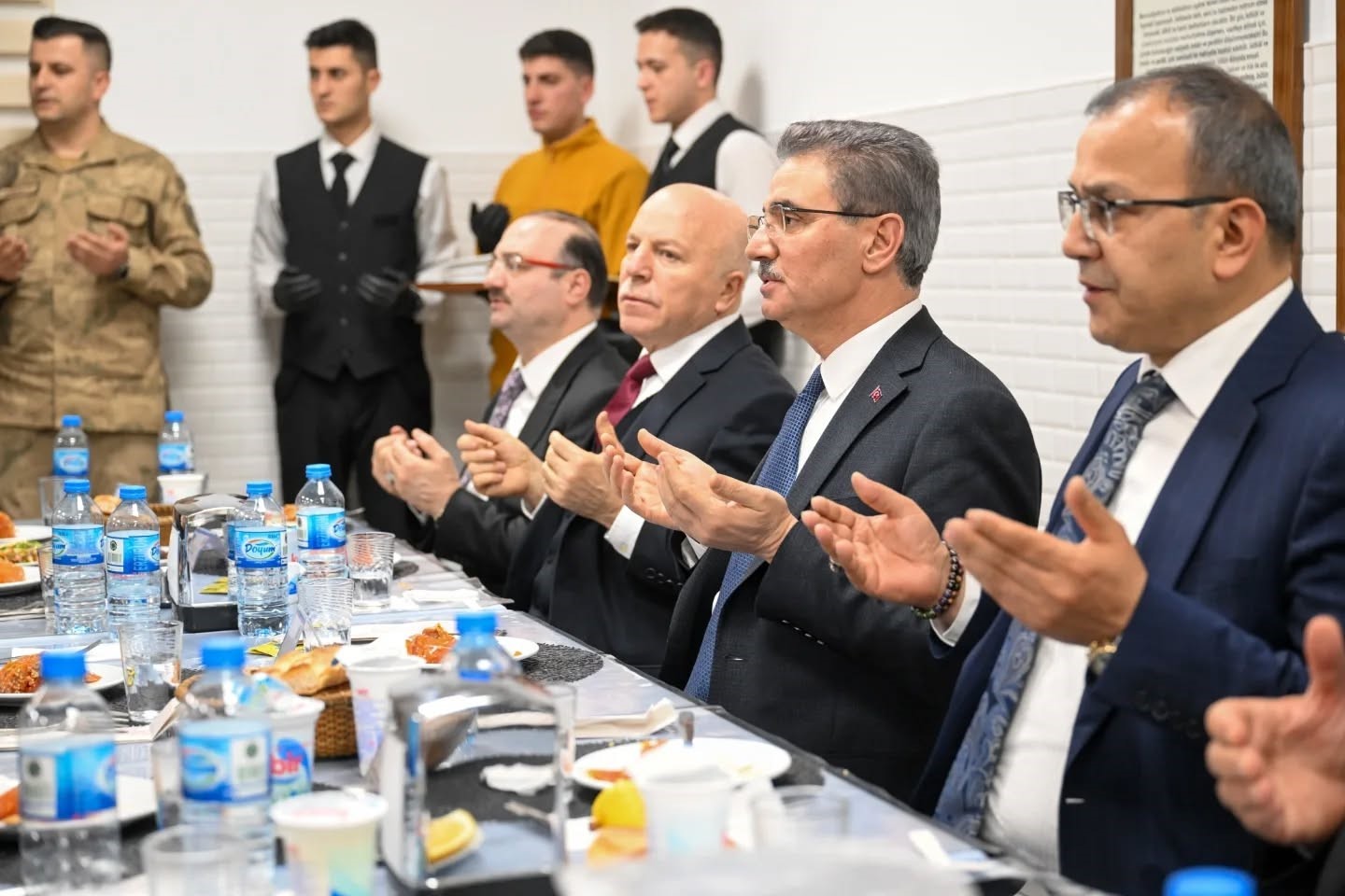 Mehmetçikle iftar yaptılar
