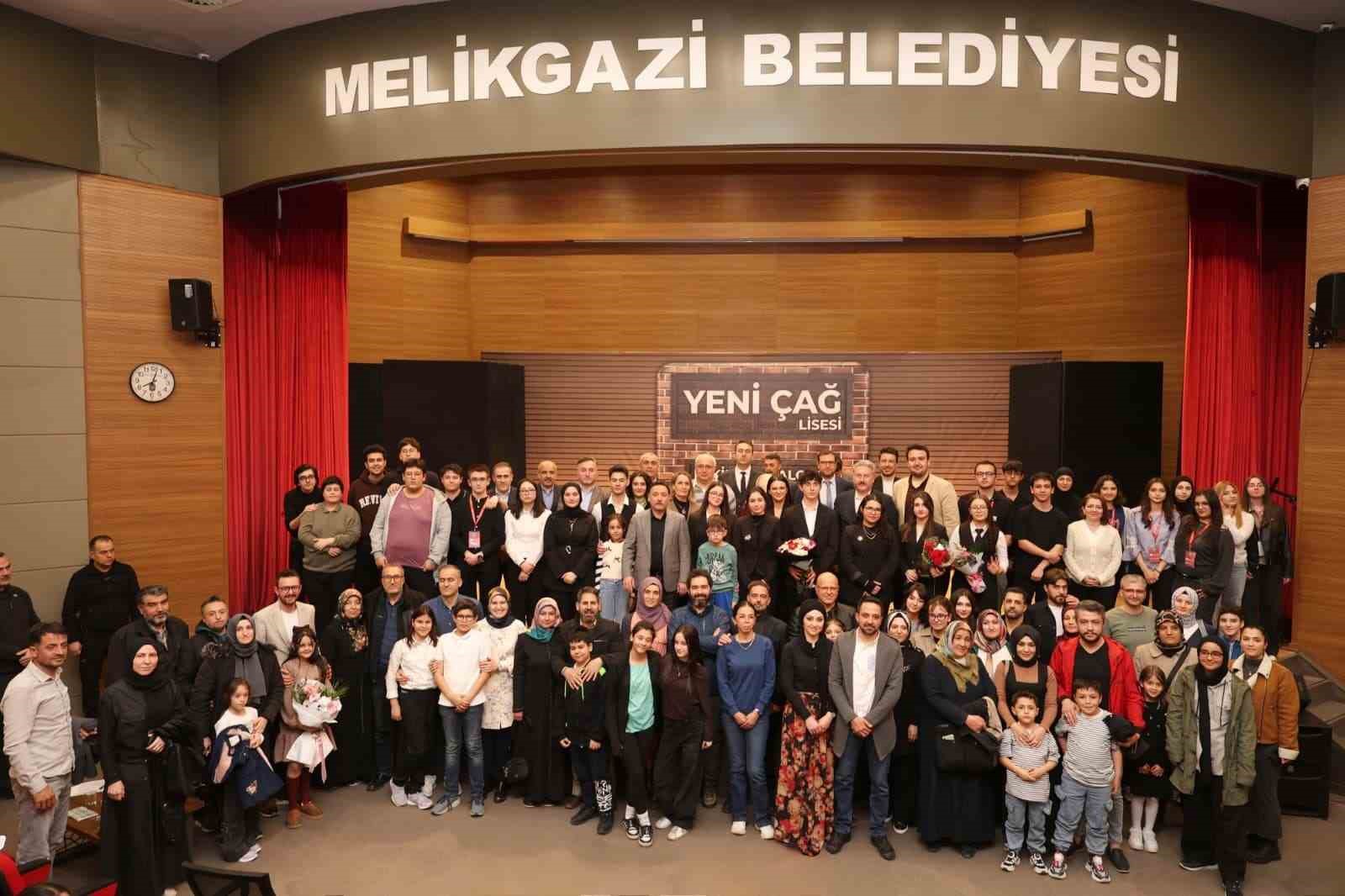 Mektep Melikgazi öğrencilerinin hazırladığı tiyatro oyunu büyük alkış topladı
