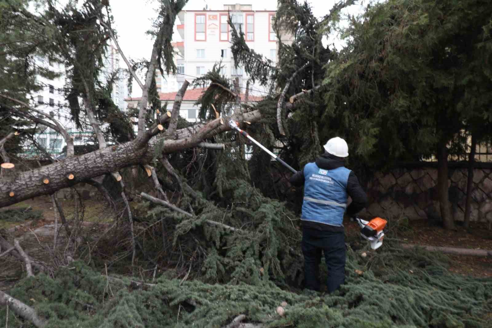 Melikgazi Belediyesi ekipleri rüzgar mesaisinde
