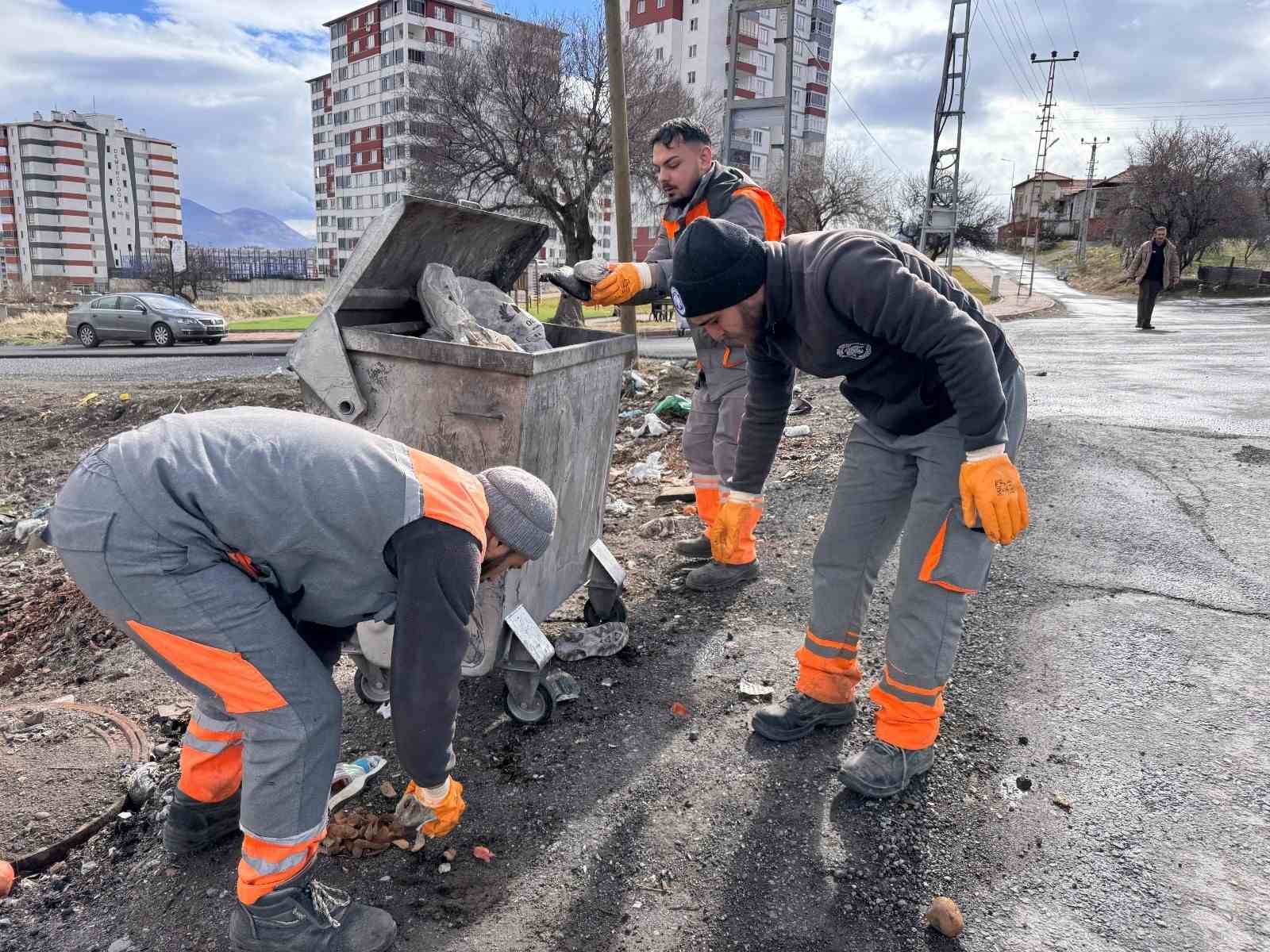 Melikgazi Belediyesi ekipleri rüzgar mesaisinde
