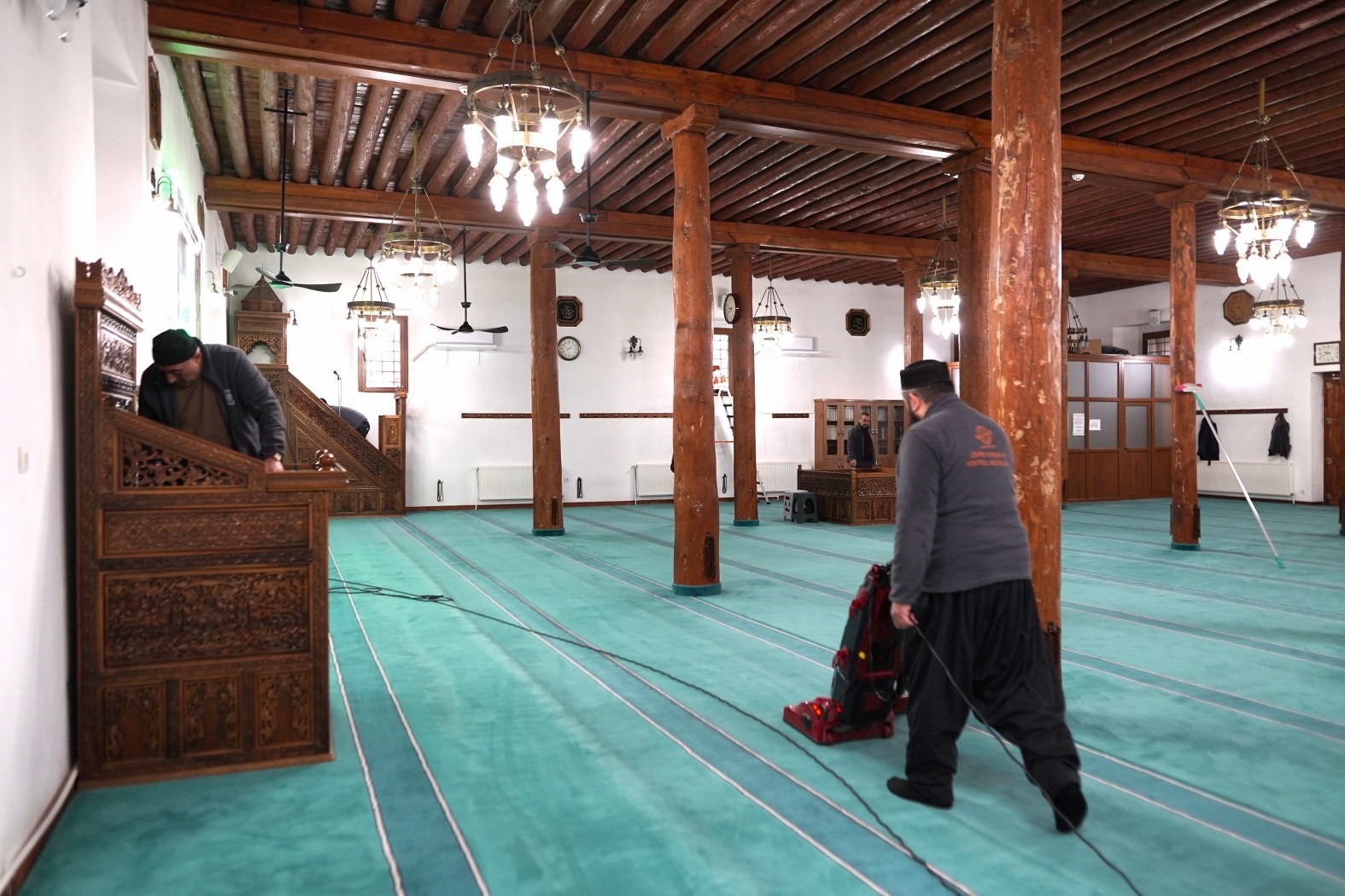 Melikgazi’de camiler Ramazan için temizleniyor
Melikgazi’de camiler Ramazan için temizleniyor