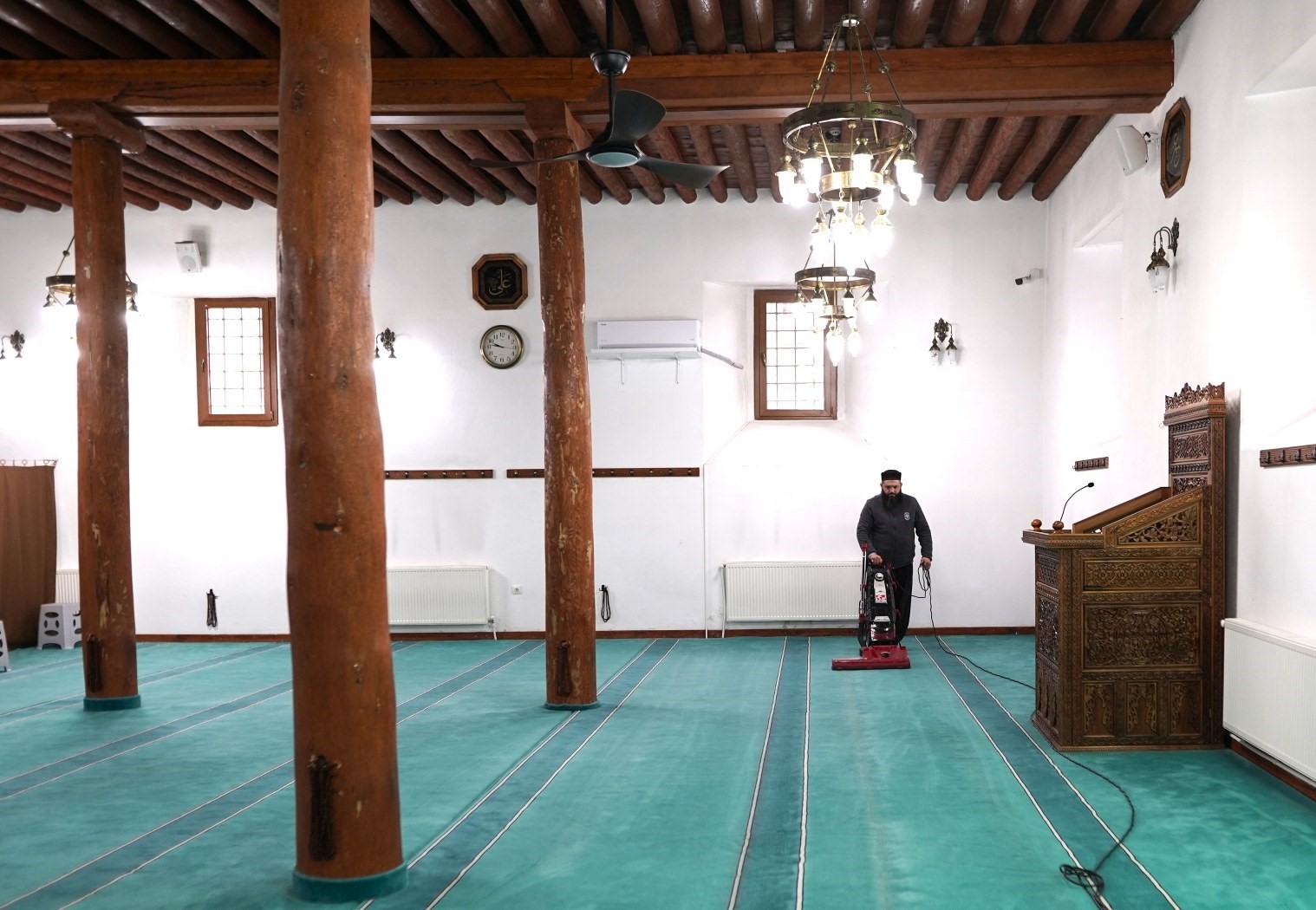 Melikgazi’de camiler Ramazan için temizleniyor
Melikgazi’de camiler Ramazan için temizleniyor