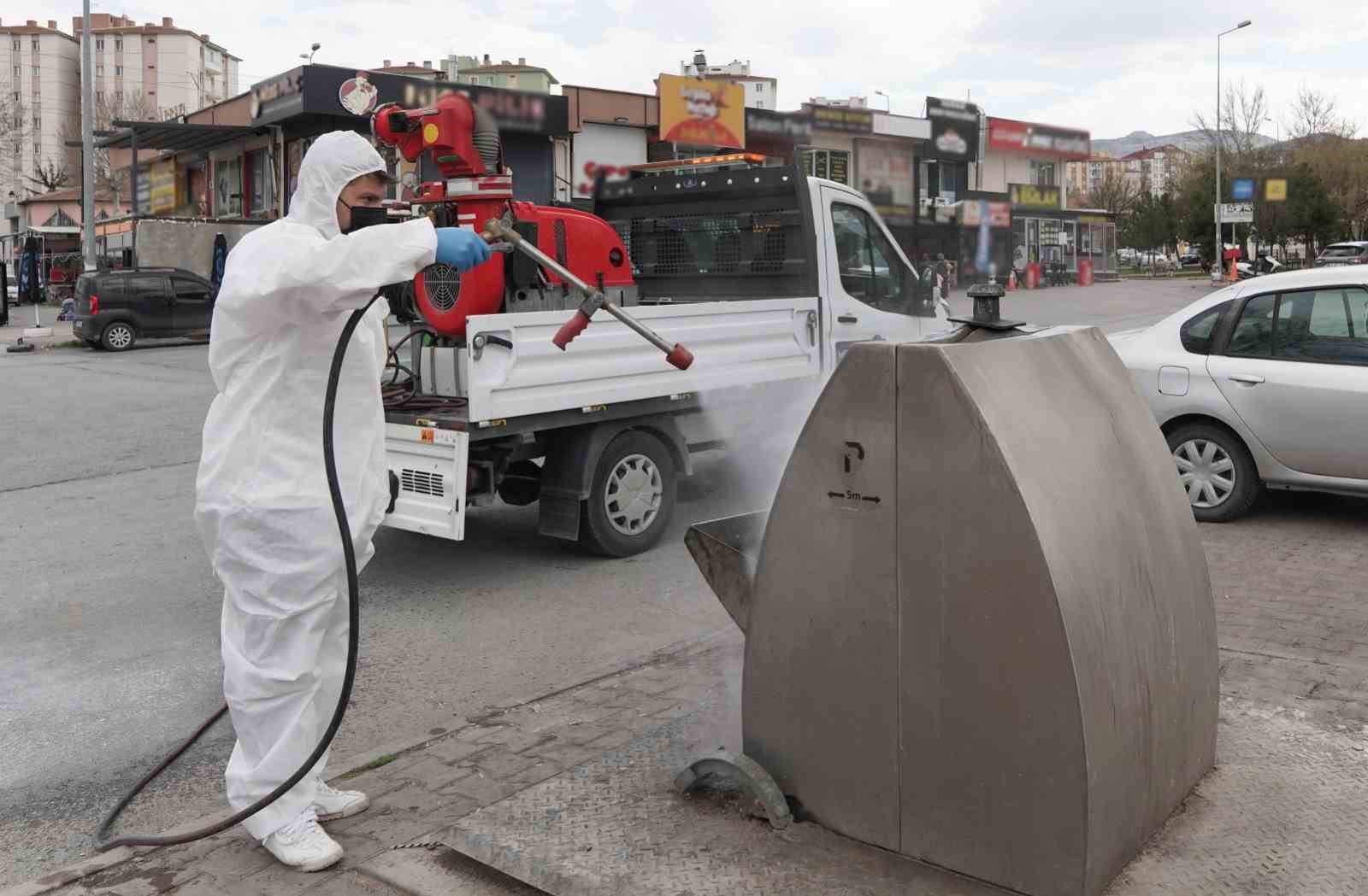 Melikgazi’de haşeresiz ve sivrisineksiz bir yaz için ilaçlama yapıldı
Melikgazi’de haşeresiz ve sivrisineksiz bir yaz için ilaçlama yapıldı