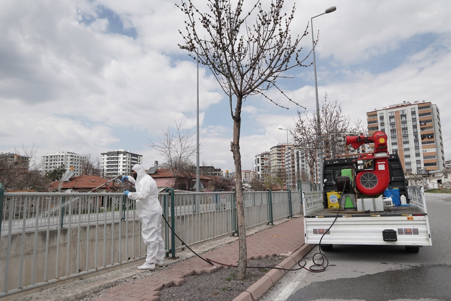 Melikgazi’de haşeresiz ve sivrisineksiz bir yaz için ilaçlama yapıldı
Melikgazi’de haşeresiz ve sivrisineksiz bir yaz için ilaçlama yapıldı