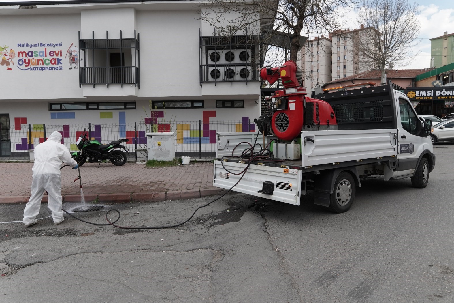 Melikgazi’de haşeresiz ve sivrisineksiz bir yaz için ilaçlama yapıldı
Melikgazi’de haşeresiz ve sivrisineksiz bir yaz için ilaçlama yapıldı