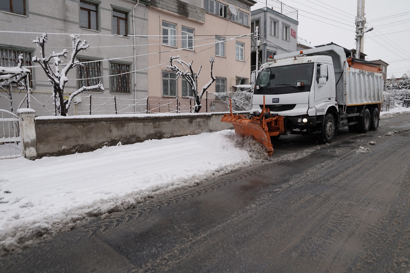 Melikgazi’de karla mücadele çalışmaları kesintisiz devam ediyor
Melikgazi’de karla mücadele çalışmaları kesintisiz devam ediyor