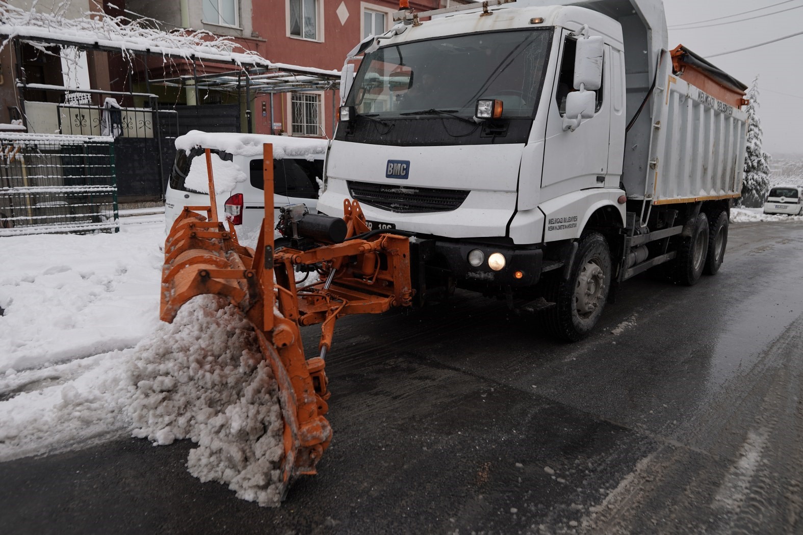 Melikgazi’de karla mücadele çalışmaları kesintisiz devam ediyor
Melikgazi’de karla mücadele çalışmaları kesintisiz devam ediyor