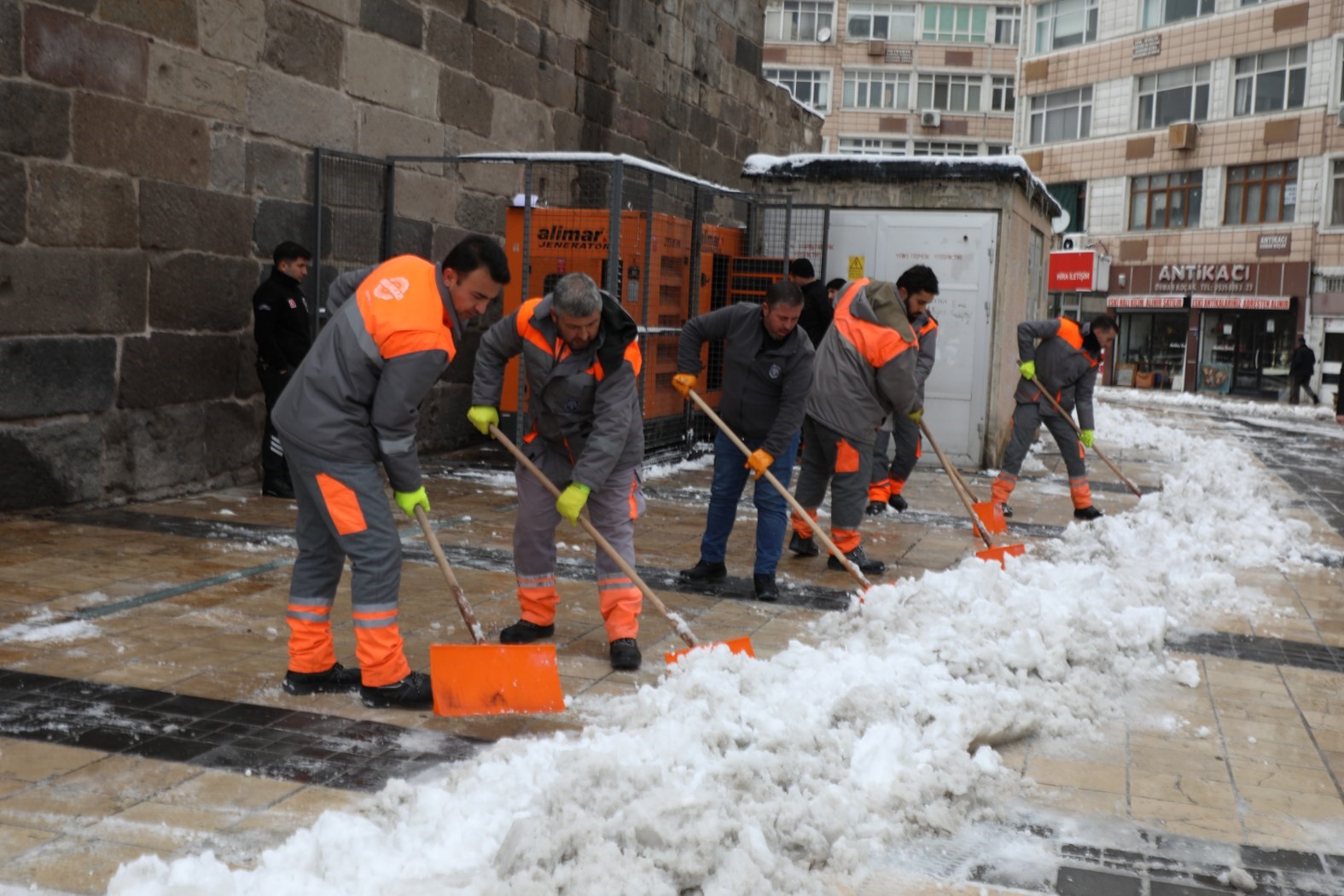 Melikgazi’de karla mücadele çalışmaları kesintisiz devam ediyor
Melikgazi’de karla mücadele çalışmaları kesintisiz devam ediyor