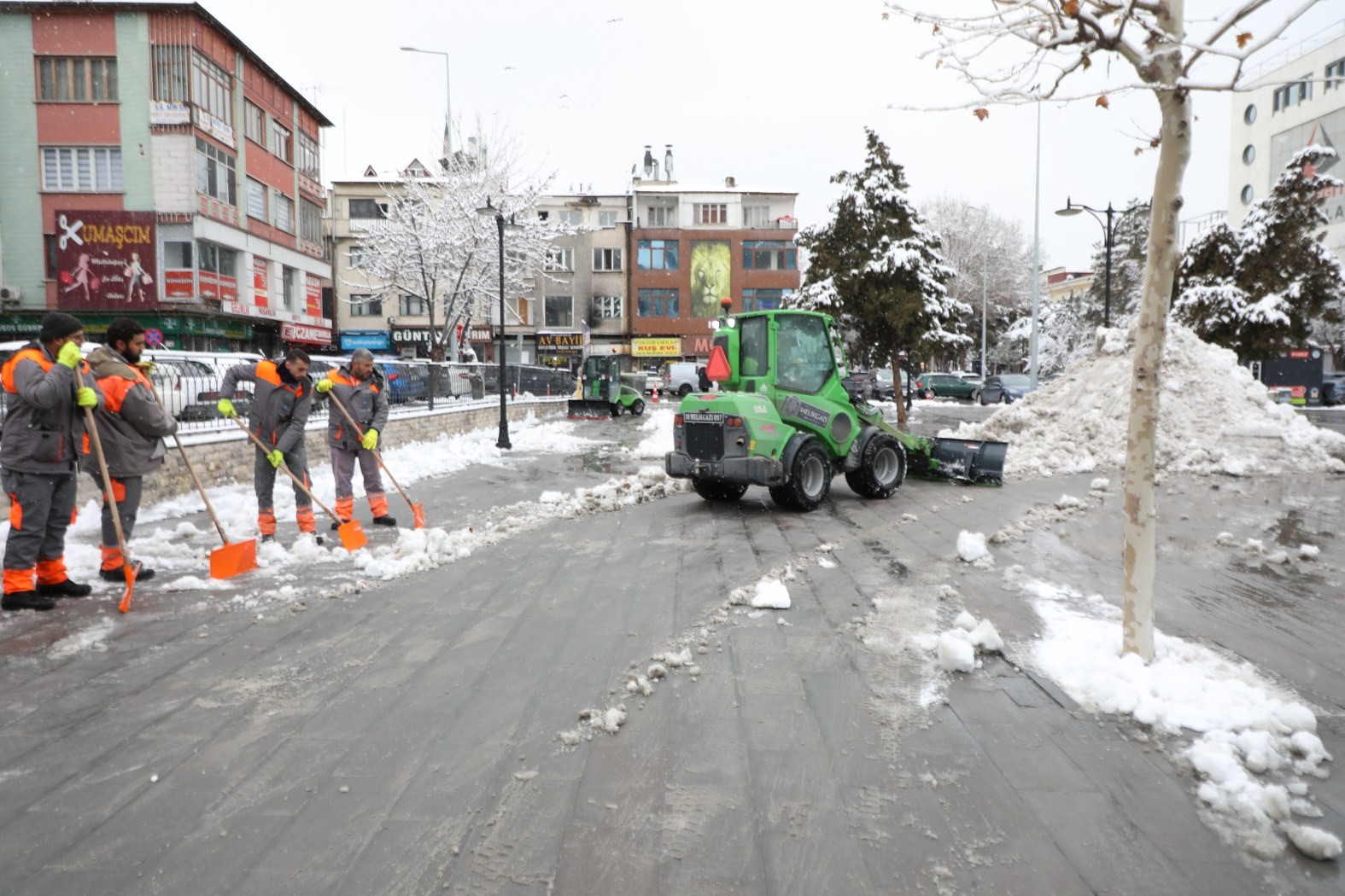 Melikgazi’de karla mücadele çalışmaları kesintisiz devam ediyor
Melikgazi’de karla mücadele çalışmaları kesintisiz devam ediyor