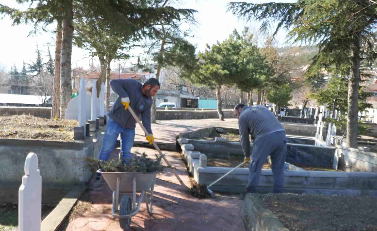 Melikgazi’de mezarlıklar bayram için temizlendi

