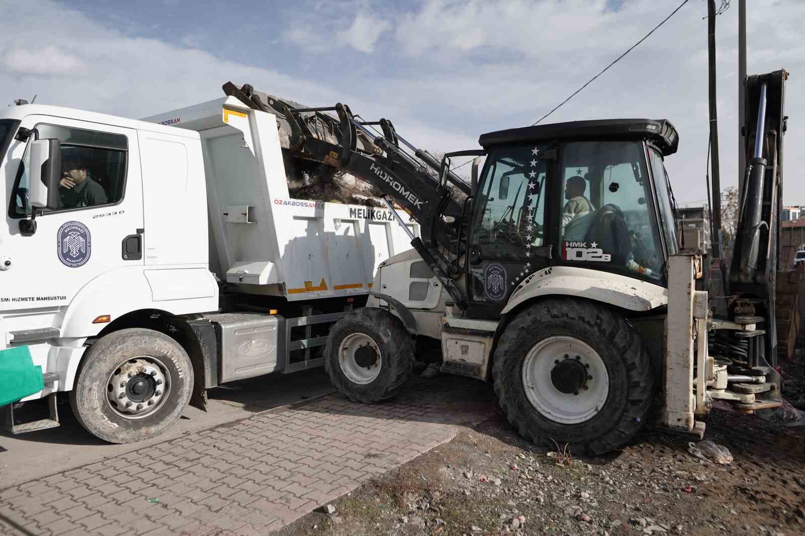 Melikgazi’de şiddetli rüzgarın etkileri temizlendi
