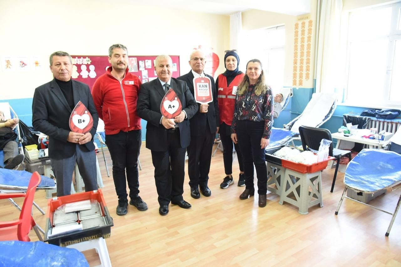 MEM Müdürü Selehattin Kal kan bağışı yaparak örnek oldu
